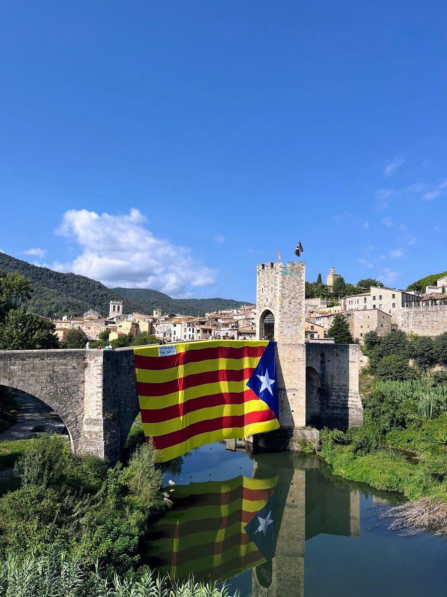 JosepLagares's tweet photo. Besalú no falla mai… Bona Diada a toth@m 👍❤️ https://t.co/kBhwc1lIvT