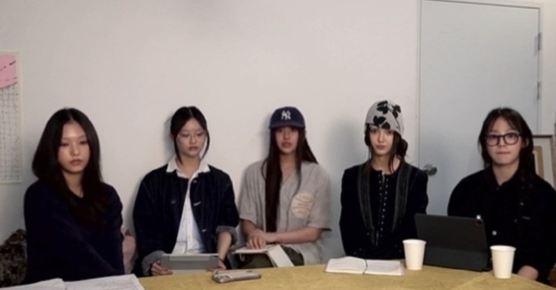 Kstyle_news's tweet photo. 【速報】NewJeans、緊急生配信でHYBEに抗議

▼「本来のADORに戻してほしい」と要求
https://t.co/bAIPk3Vprj

#NewJeans #뉴진스 #ADOR #HYBE