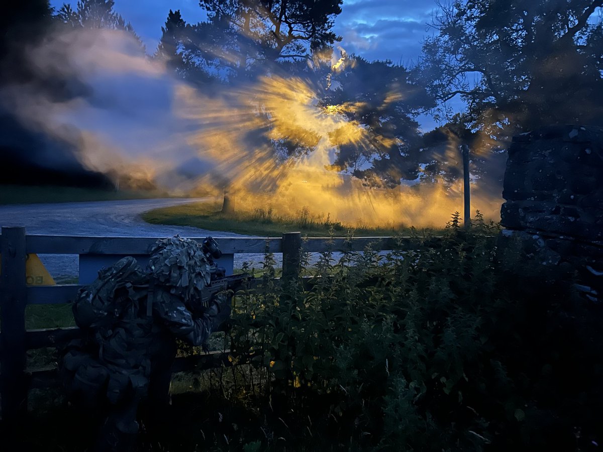 ITC_Catterick's tweet photo. Parachute flares and night attacks.
Troops clear through an enemy held farmhouse on a mock attack
#infantrytrainingcentre #britisharmy #soldieracademy #military #nightattack #flare #nightphoto https://t.co/TxsaY8KDO2