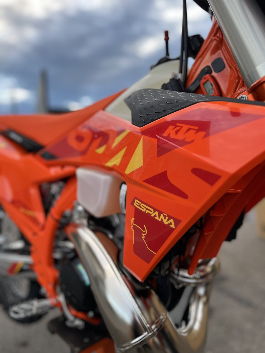 as2and4's tweet image. MY25 250EXC SIXDAYS🍊
めずらしーオレンジオレンジなSIXDAYS
#ktm #sixdays