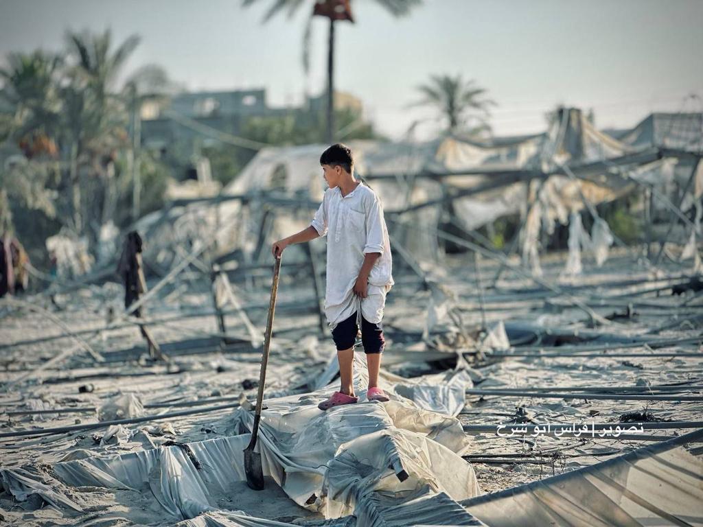 abd_noaf95's tweet photo. -
الدفاع المدني في #غزة يقول (نحن أمام واحدة من أبشع المجازر)، حتى الأبجدية الواسعة اهترأت، مجزرة جديدة عنوانها "لم يبق شيء من الخيام"، الرمال ابتلعت كل ما علاها في منطقة إنسانية قصفت بقنابل ذكية
لتخفيف (الأضرار)وهذا يعني هنا: موت بالجملة بلا أشلاء بلا وداع بلا تشييع أو سلام 😔 https://t.co/37NQ00OdsA