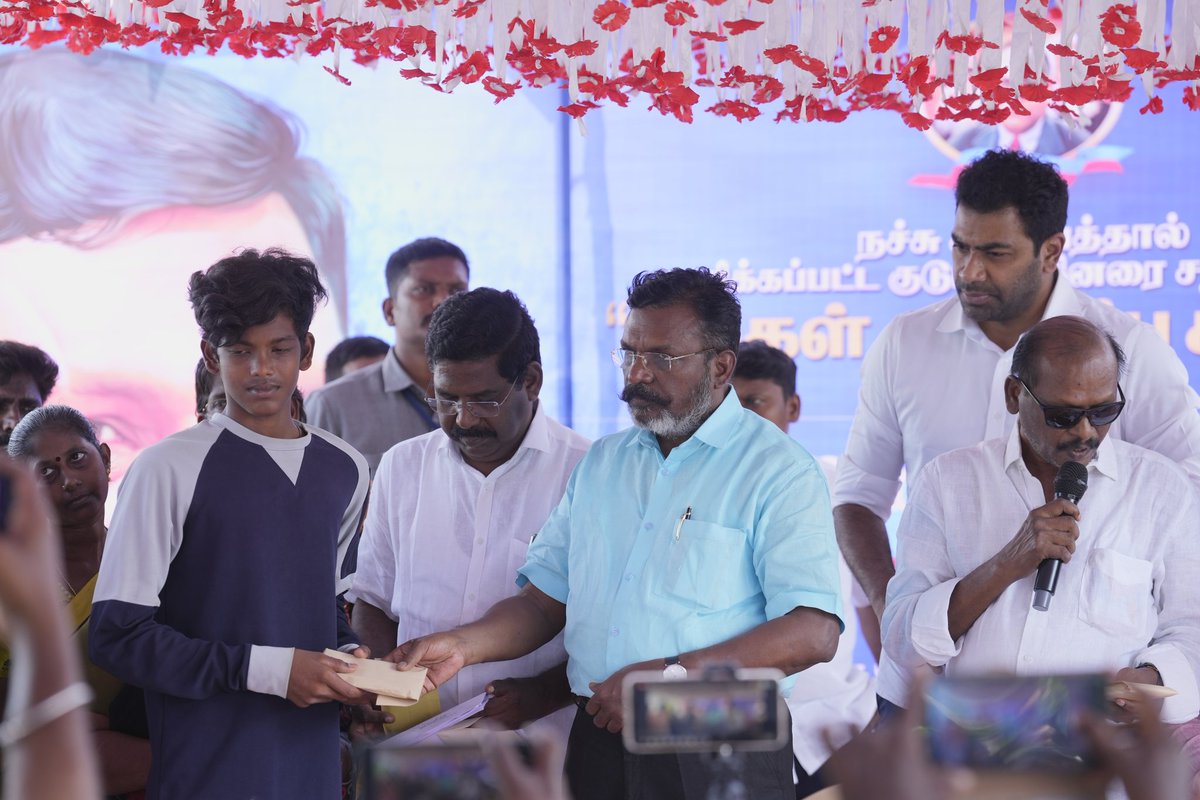 VoiceOfVCK's tweet photo. கள்ளக்குறிச்சி கருணாபுரத்தில் விஷச்சாராயம் குடித்து உயிரிழந்த குடும்பங்களுக்கு நிதி உதவி அளித்தார் எழுச்சித்தமிழர்.
#vck #thiruma #kallakurichi #thirumavalavan #bantasmac https://t.co/QLJuNA6VO1