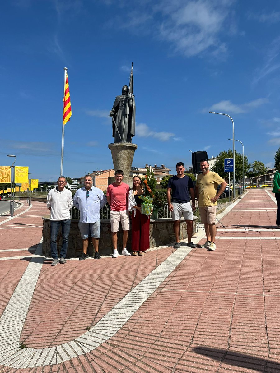 💐Representants del FC Pradenc fan homenatge a Rafael Casanova, símbol de la lluita contra la tirania i un símbol de la defensa de les institucions catalanes d'autogovern, defensant la nostra cultura, la nostra llengua i la nostra identitat 🟡🔴🟡🔴🟡🔴🟡🔴🟡