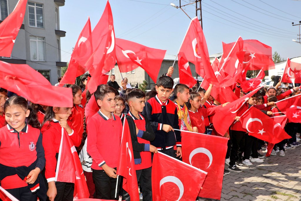Ademcalkin's tweet photo. 📍 Zübeyde Hanım İlkokulu  

2024-2025 Eğitim-Öğretim Yılının başlaması dolayısıyla Zübeyde Hanım İlkokulu’muzda  düzenlenen törende bulunarak, okul heyecanı yaşayan, geleceğimiz olan öğrencilerimiz ile bir araya geldik. 

Merhamet ve sevgileriyle öğrencilerimizin gönlüne dokunan, onlara yaşamlarında ışık tutan saygıdeğer öğretmenlerimize, tüm eğitim çalışanlarımıza ve velilerimize emekleri dolayısıyla teşekkür ediyor, öğrencilerimize derslerinde üstün başarılar diliyorum.

Yeni eğitim-öğretim yılının Gazi Kars'ımız için hayırlı olmasını diliyorum.