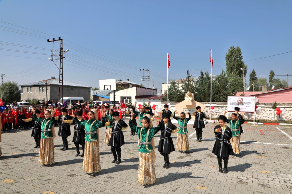 Ademcalkin's tweet photo. 📍 Zübeyde Hanım İlkokulu  

2024-2025 Eğitim-Öğretim Yılının başlaması dolayısıyla Zübeyde Hanım İlkokulu’muzda  düzenlenen törende bulunarak, okul heyecanı yaşayan, geleceğimiz olan öğrencilerimiz ile bir araya geldik. 

Merhamet ve sevgileriyle öğrencilerimizin gönlüne dokunan, onlara yaşamlarında ışık tutan saygıdeğer öğretmenlerimize, tüm eğitim çalışanlarımıza ve velilerimize emekleri dolayısıyla teşekkür ediyor, öğrencilerimize derslerinde üstün başarılar diliyorum.

Yeni eğitim-öğretim yılının Gazi Kars'ımız için hayırlı olmasını diliyorum.