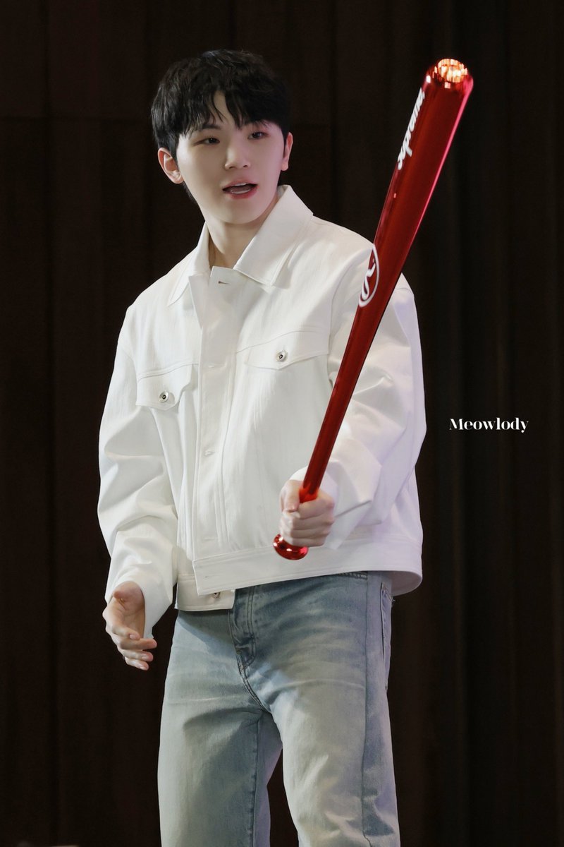 Meowlody_17's tweet photo. 240911 이즈위 베이징

방망이 잡고 신난 강아디💗

#우지 #WOOZI #세븐틴 
#SEVENTEEN #이지훈 #ウジ https://t.co/FIkwVDf5Bu