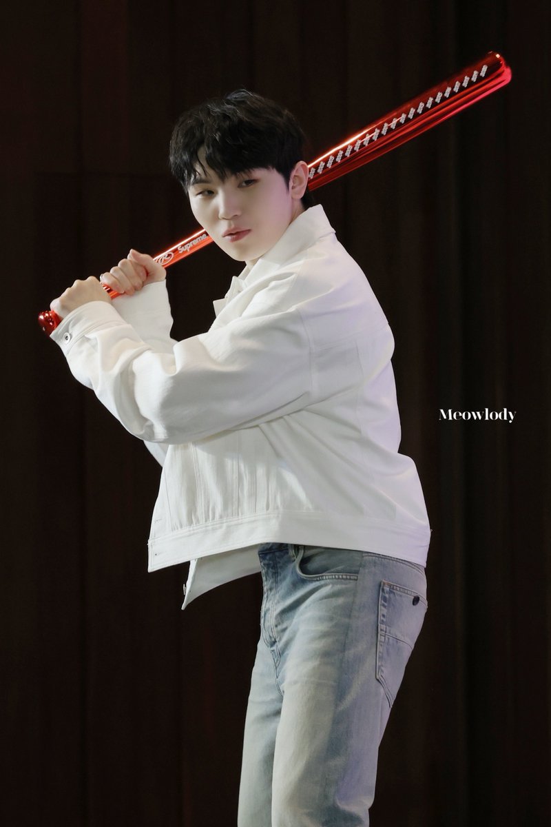 Meowlody_17's tweet photo. 240911 이즈위 베이징

방망이 잡고 신난 강아디💗

#우지 #WOOZI #세븐틴 
#SEVENTEEN #이지훈 #ウジ https://t.co/FIkwVDf5Bu