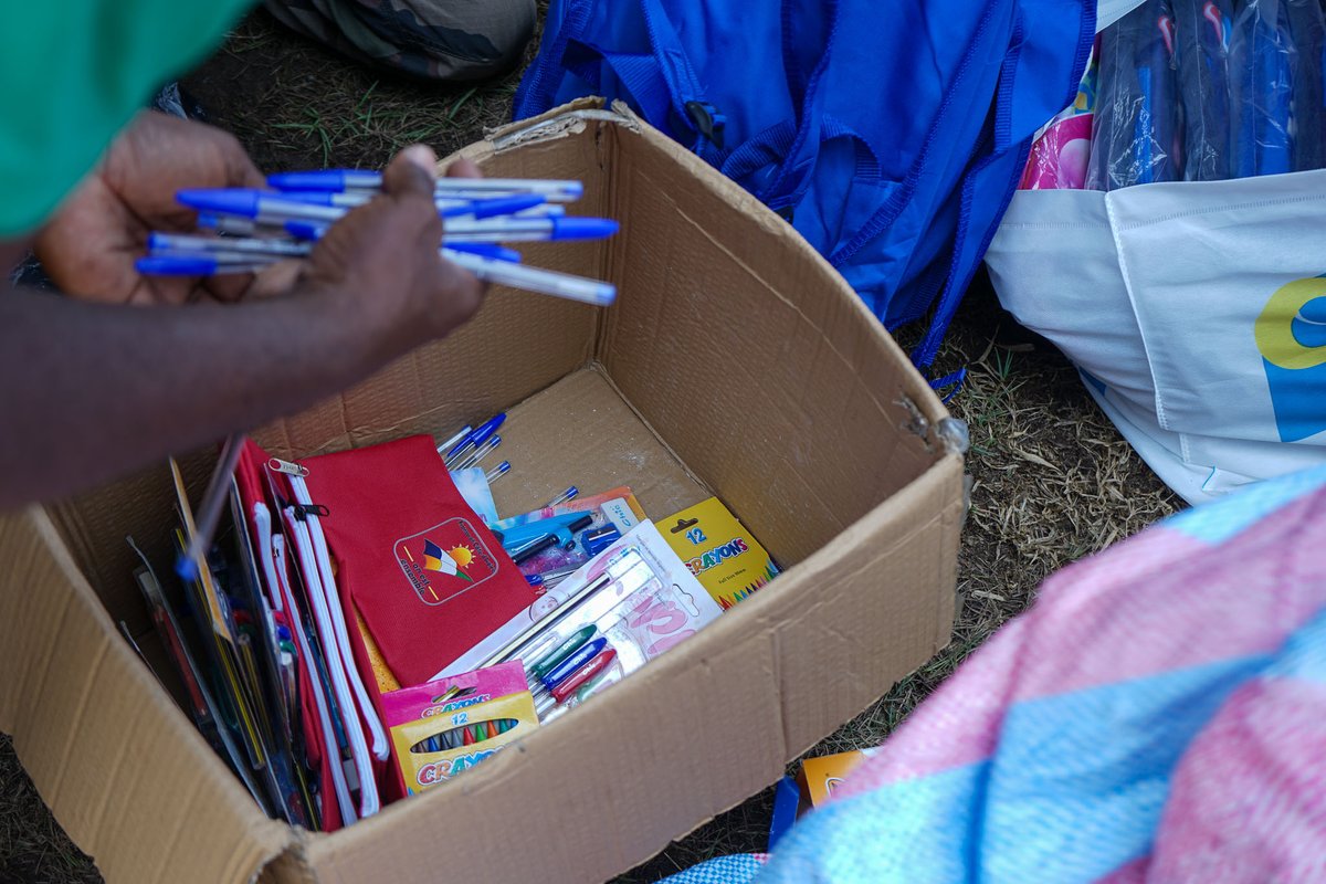 DLIAI_Officiel's tweet photo. Remise de 90 kits scolaires aux enfants de la fondation « Force et Vie », qui vient en aide aux familles, orphelins et veuves des Forces de Défense et de Sécurité 🇨🇮
Les EFCI ont l'honneur de collaborer  avec cette fondation depuis plus de 15 ans sur de nombreux projets🤝 https://t.co/0EgbEU1rSc