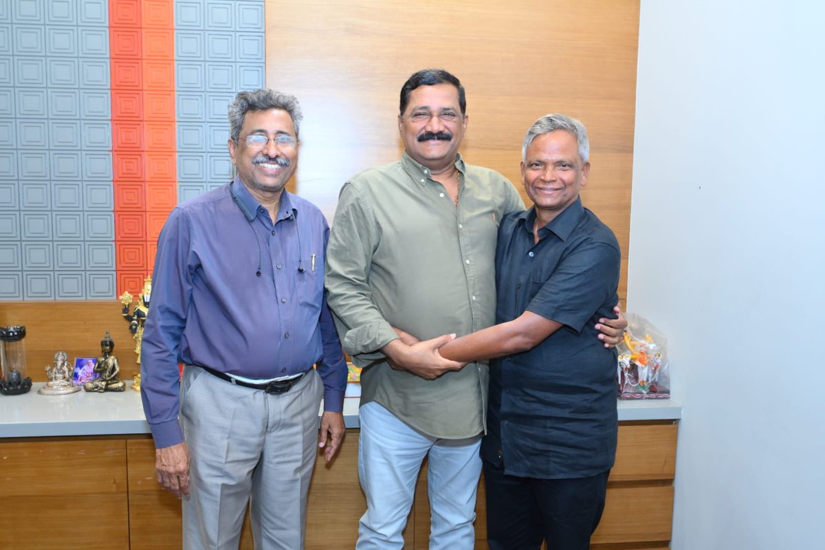 vvpr53's tweet photo. భీమిలి MLA మరియు మాజీ మంత్రి గంటా శ్రీనివాసులు గారిని ఈరోజు వారి ఆహ్వానం మేరకు వారి నివాసంలో ఏర్పాటు చేసిన గణేష్ నిమర్జనం కార్యక్రమంలో పాల్గొన్న ఎన్డీఎ కూటమి నాయకులు మాజీ తిరుపతి పార్లమెంట్ సభ్యులు మాజీ గూడూరు నియోజకవర్గ ఎమ్మెల్యే డాక్టర్ శ్రీ వెలగపల్లి వరప్రసాద్ రావు గారు.., https://t.co/2JFl7Y1fvs
