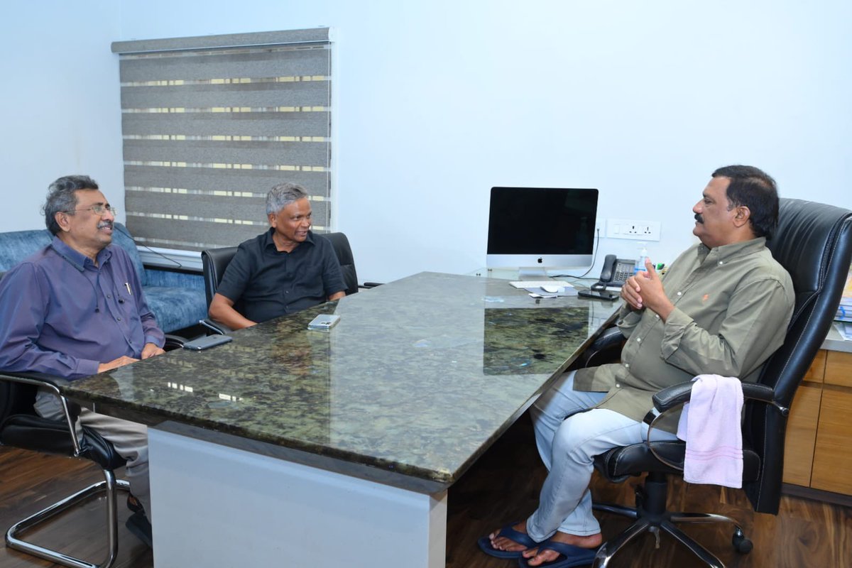 vvpr53's tweet photo. భీమిలి MLA మరియు మాజీ మంత్రి గంటా శ్రీనివాసులు గారిని ఈరోజు వారి ఆహ్వానం మేరకు వారి నివాసంలో ఏర్పాటు చేసిన గణేష్ నిమర్జనం కార్యక్రమంలో పాల్గొన్న ఎన్డీఎ కూటమి నాయకులు మాజీ తిరుపతి పార్లమెంట్ సభ్యులు మాజీ గూడూరు నియోజకవర్గ ఎమ్మెల్యే డాక్టర్ శ్రీ వెలగపల్లి వరప్రసాద్ రావు గారు.., https://t.co/2JFl7Y1fvs