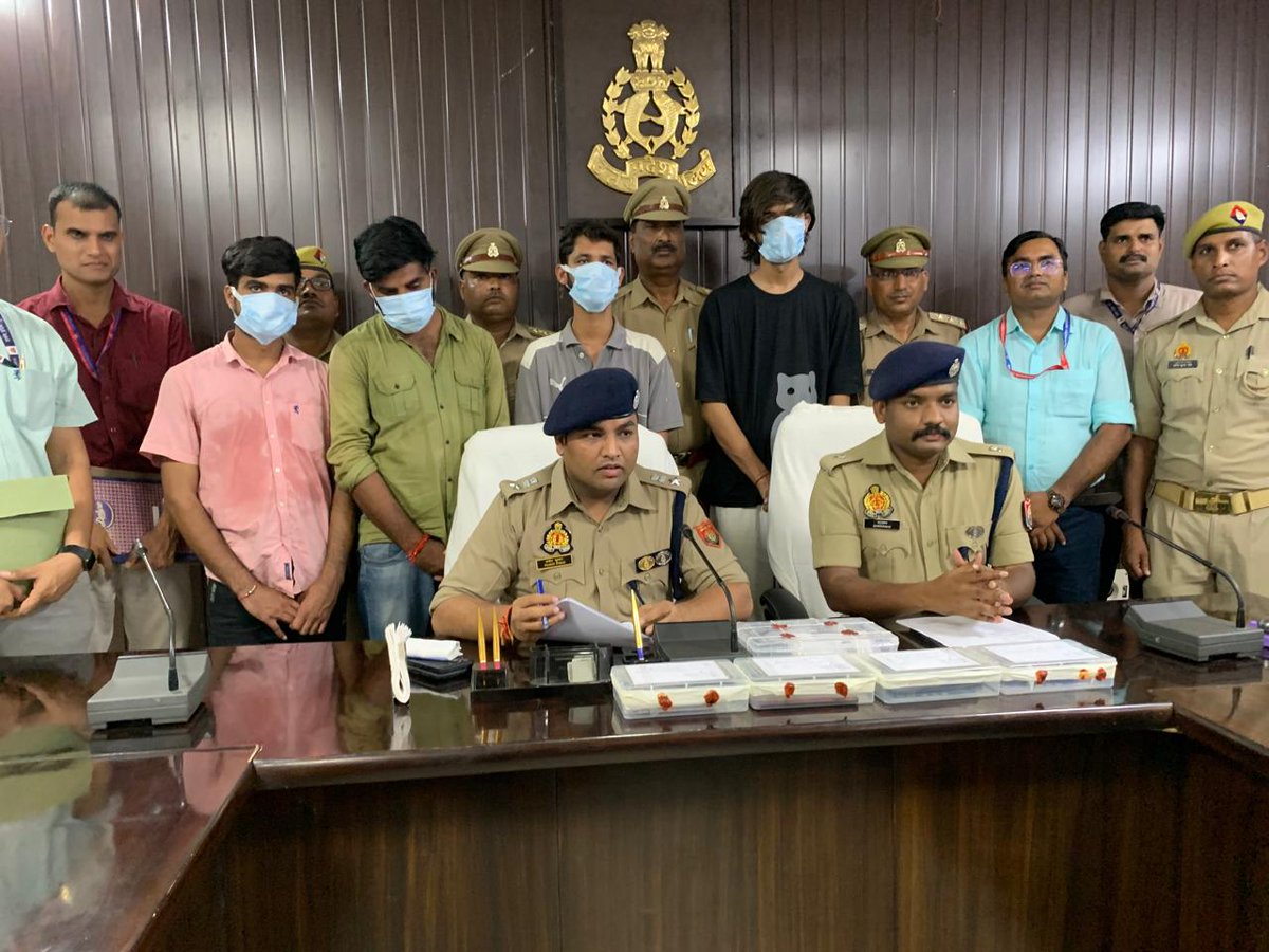 klsushila's tweet photo. जिला वाराणसी में क्राइम ब्रांच टीम को मिली सफलता कुछ सामान के साथ में गिरफ्तार अपराधी https://t.co/hfO42KjsJh