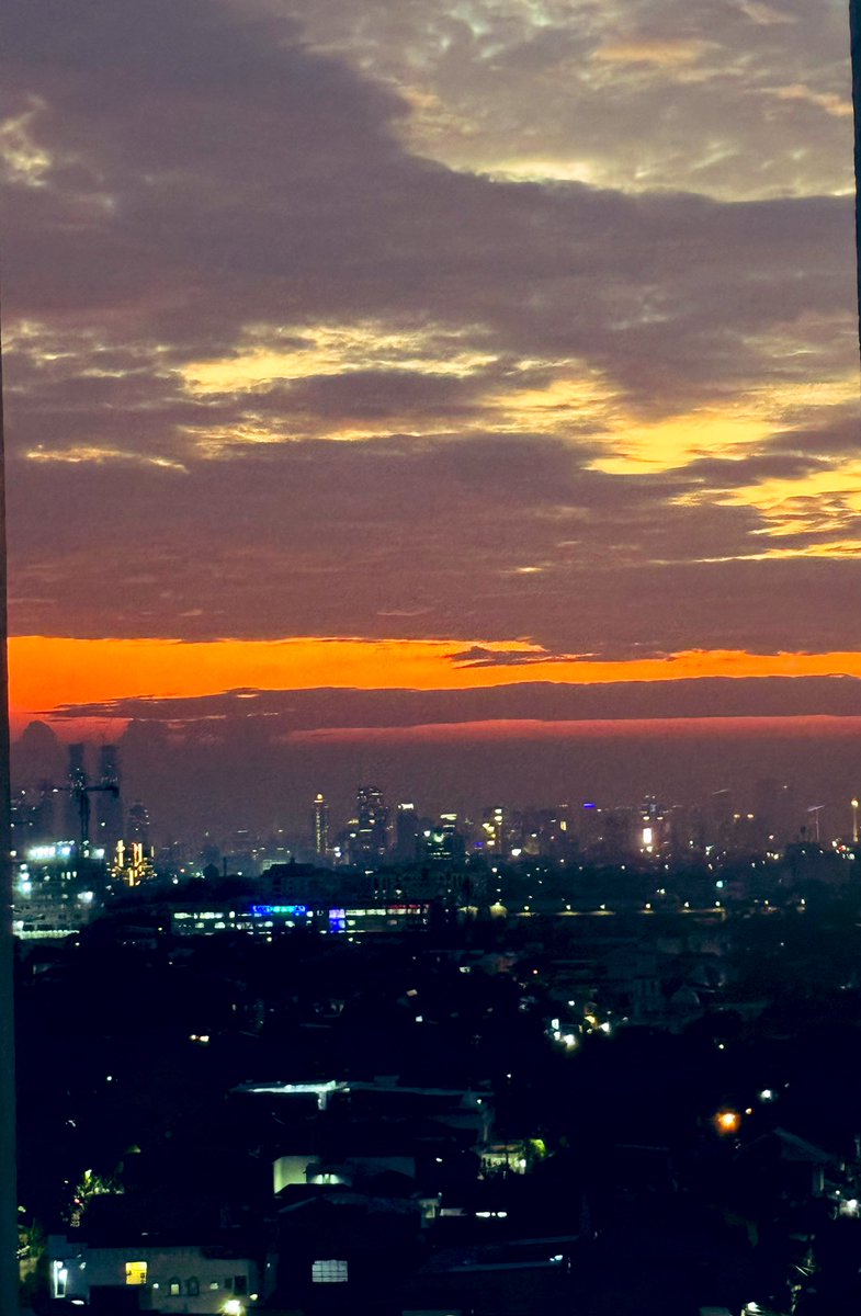 glomadher's tweet image. Jam segini sudah sampai di kandang, masih bisa lihat view kek gini tuh kek yg seneeeeeeng banget.
Alhamdulillah.
#SimplyHappy