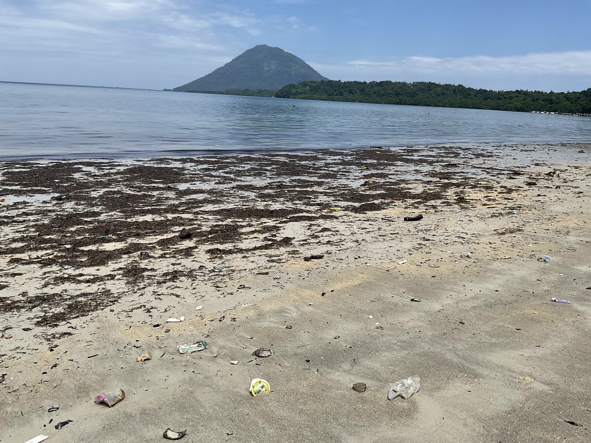 Wir haben ein wirkliches Problem nicht worüber wir uns täglich Empören sondern etwas schleichend um sich greifendes Und wir fangen an uns daran zu gewöhnen. Vor zwanzig Jahren besuchte ich das erste mal diesen Traumstrand, heute voller Plastikmüll: #Plastikmuell #Plastikmüll