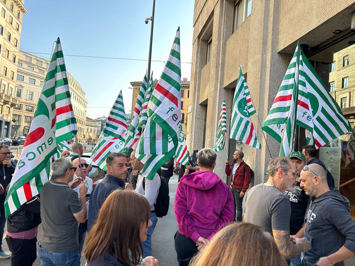 FemcaCISL's tweet photo. 🪧📣#Sciopero di quattro ore stamane alla #ButanGas Affollato presidio di fronte alla sede aziendale milanese. La mobilitazione dopo il #licenziamento in tronco di due giuristi d’impresa, uno dei quali delegato sindacale Femca. Un allontanamento brutale, giustificato con una presunta riorganizzazione dell’ufficio, di cui non si è fatto cenno all’ultimo Coordinamento nazionale, in presenza del direttore generale. “Decisione inaccettabile” per il Segretario Generale Femca Milano #EustachioRosa che rincara: “una mancanza di #trasparenza e #correttezza che ci fa dubitare dell’intera tenuta occupazionale dell’azienda”.