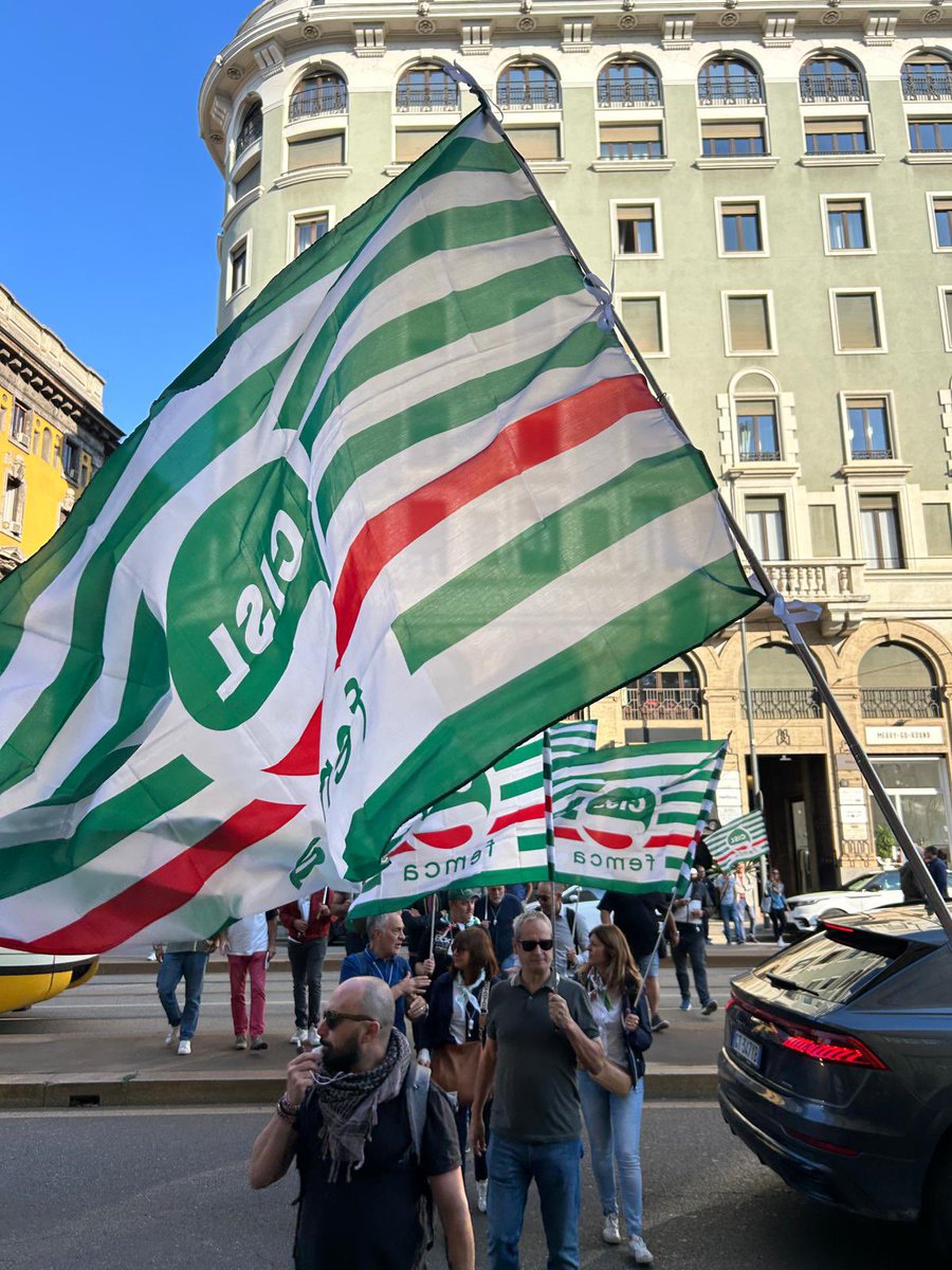 FemcaCISL's tweet photo. 🪧📣#Sciopero di quattro ore stamane alla #ButanGas Affollato presidio di fronte alla sede aziendale milanese. La mobilitazione dopo il #licenziamento in tronco di due giuristi d’impresa, uno dei quali delegato sindacale Femca. Un allontanamento brutale, giustificato con una presunta riorganizzazione dell’ufficio, di cui non si è fatto cenno all’ultimo Coordinamento nazionale, in presenza del direttore generale. “Decisione inaccettabile” per il Segretario Generale Femca Milano #EustachioRosa che rincara: “una mancanza di #trasparenza e #correttezza che ci fa dubitare dell’intera tenuta occupazionale dell’azienda”.