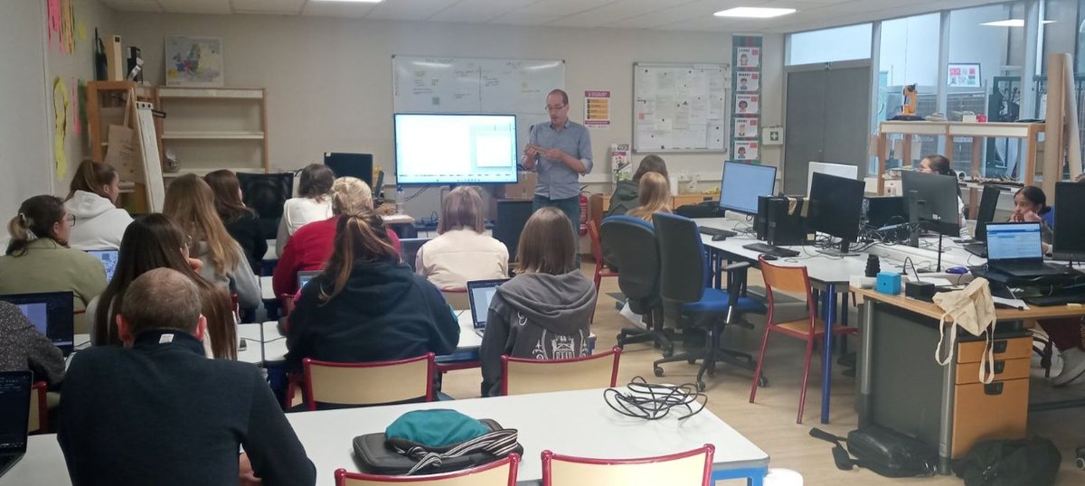 C'est la rentrée au Minilab - INSPÉ Lille HdF, avec deux sections de Master 1 MEEF PE venues pour une première sensibilisation à la 2D vectorielle sur Inkscape ! 
Bravo à tous ! Plus de 70 chevalets personnalisés créés en une journée et autant de futurs enseignants formés 😉 !