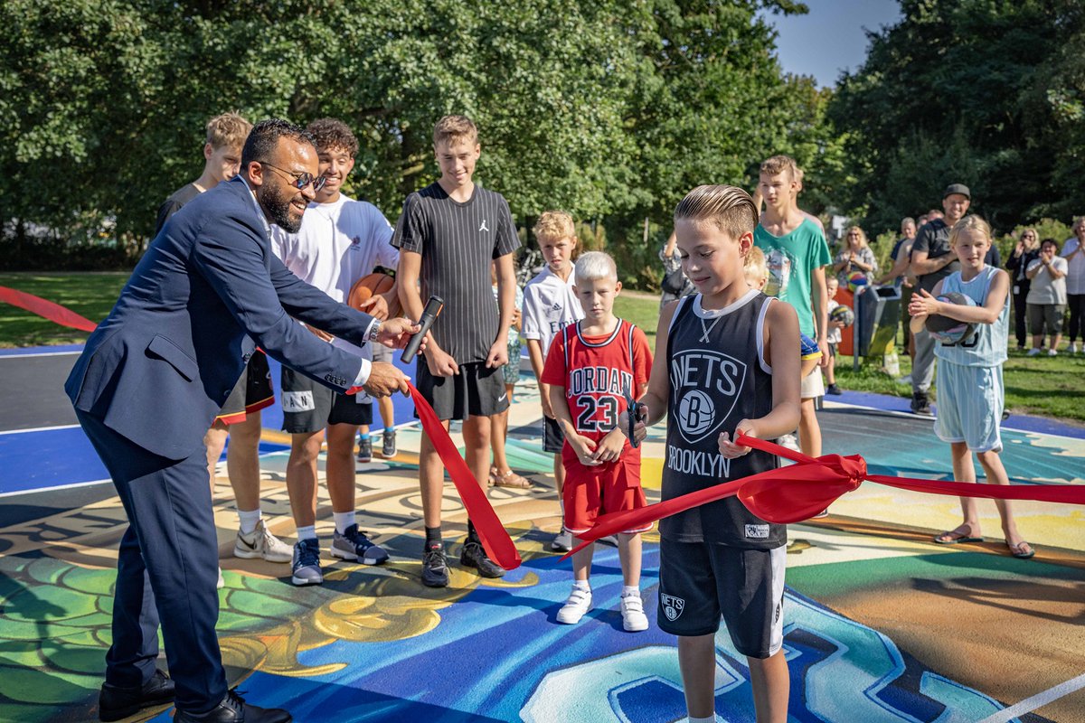 Op het basketbalveld bij sport- en recreatiepark Quelderduijn onthulde wethouder Fotigui Camara een indrukwekkend kunstwerk. Het toepasselijke gedicht Driepunter dat stadsdichter Yanaika Zomer schreef en voordroeg was een schot in de roos. Voor meer info: is.gd/IxVxNj
