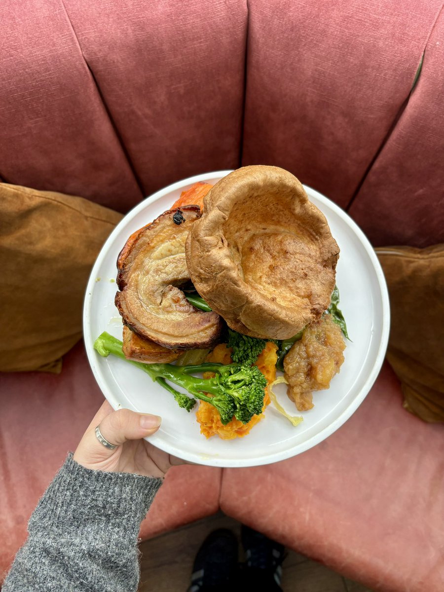 Our Roasted Dingley Dell Pork belly is one of our most loved roasts on Sundays. Make sure you’re booking your table for Sunday now to secure your own!

#youngspubsunday #tunbridgewells #sundayroast #whitebeartn