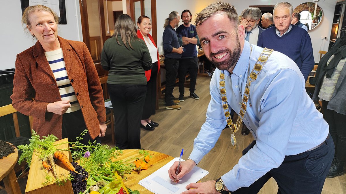 ERNACT's tweet photo. 😃What a day in Clonmany, Donegal for the launch of the #intelligentcitieschallege #LocalGreenDeal: "Grow, Eat, Compost, Repeat" for Donegal!
This initiative promoting #sustainability & the #circulareconomy marks a big step towards a more #sustainable future.🌿
Stay tune! https://t.co/Ly8A0sJYDV