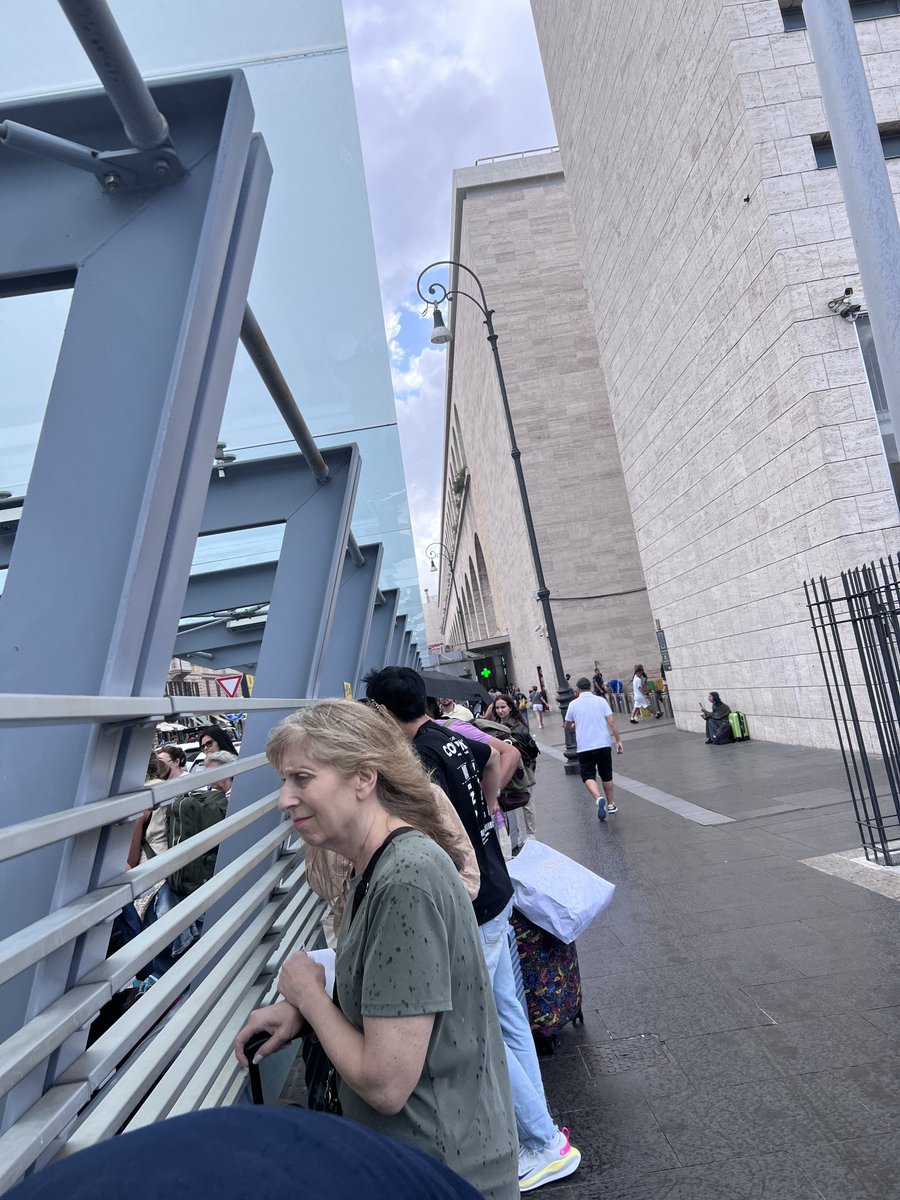 Ma una tettoia che copra tutta l’infinità fila di taxi.??? Che ci vuole ? Inciviltà