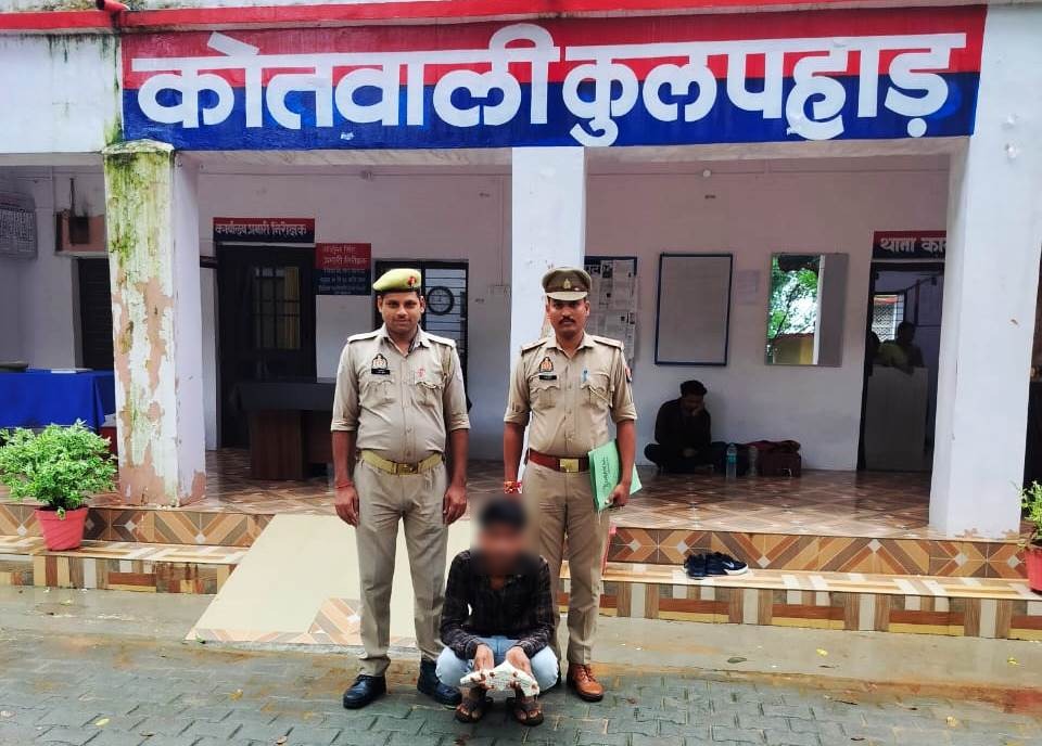 mahobapolice's tweet photo. #SPMBA @IPSAparnaGupta के निर्देशन में थाना कुलपहाड़ की पुलिस टीम ने अवैध तमंचा व जिन्दा कारतूस के साथ 01 नफर अभियुक्त को किया गिरफ्तार।
#UPPolice https://t.co/j9VDoEHi1N
