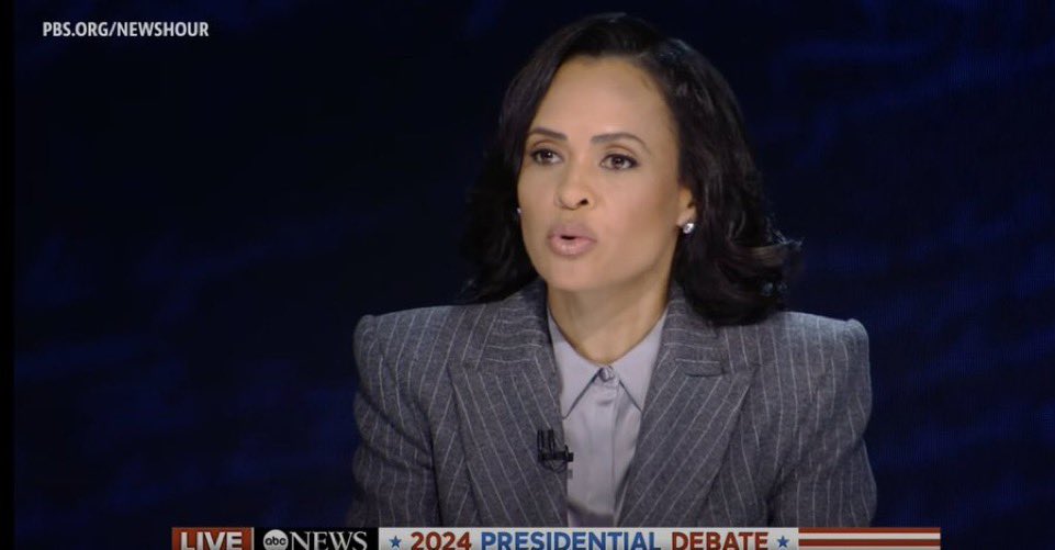 dianholton's tweet photo. Linsey Davis is wearing a pre-fall 2024 pinstripe suit by Alex Perry. 
🪡Styling: @DiAndre_Tristan 
💄Face: her parents and enhanced by makeup artist Andrea Fairweather

#linseydavis #moderator #journalist
🇺🇸 #PresidentialDebate2024 #debate2024 🗳️ #registertovote https://t.co/aIPwfopWaH