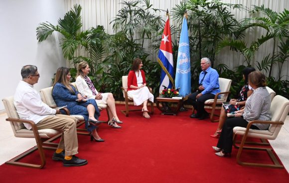 IzquierdoAlons1's tweet photo. Recibe presidente cubano a directora regional para América Latina y el Caribe del Fondo de Población de las Naciones Unidas.
#LaHabanaViveEnMí https://t.co/0NDKK9OFy8