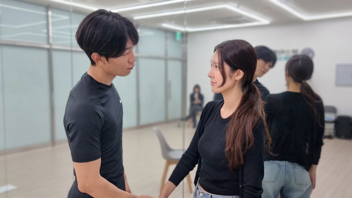 group_kkol's tweet photo. [첼로와 비빔면, 그리고 검은 우비]

연습사진 공개

무더운 여름의 끝자락,
아직도 더위는 가지시 않았지만
배우들은 여름보다 더 뜨겁게 연습 중 🔥🔥🔥

-
2024.09.26.(목) - 2024.10.05.(토)
스튜디오 블루

#첼로와비빔면그리고검은우비 #창작집단꼴 #스튜디오블루 #연습사진공개 https://t.co/edUOD5kUPC