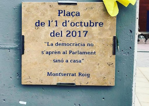 CUP_VNG's tweet photo. ⚠️🗳️Sabies que al pròxim #plevng, dilluns 16/09, el PP de Vilanova presenta una moció que demana retirar les plaques commemoratives del referèndum arreu de la ciutat i canviar el nom a la plaça 1 d'Octubre?

T'ho expliquem👇 https://t.co/5MzC7MPRYR