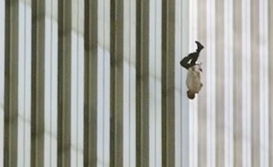 benq_antonio's tweet photo. Una delle foto piu impressionanti scattata il
#11settembre alle ore 9.41.
#Fallingman
#11septembre2001 https://t.co/WkSt7z6LHQ