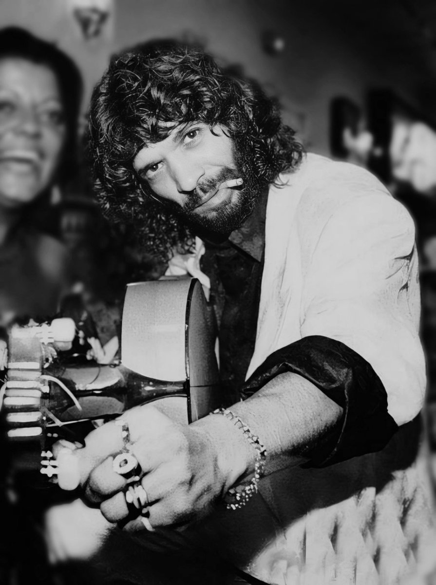 "Y yo seré como la mimbre,
y que la bambolea el aire,
pero se mantiene firme.
Yo pienso como el ciprés,
la verdad más verdadera,
la de mantenerse en pie."