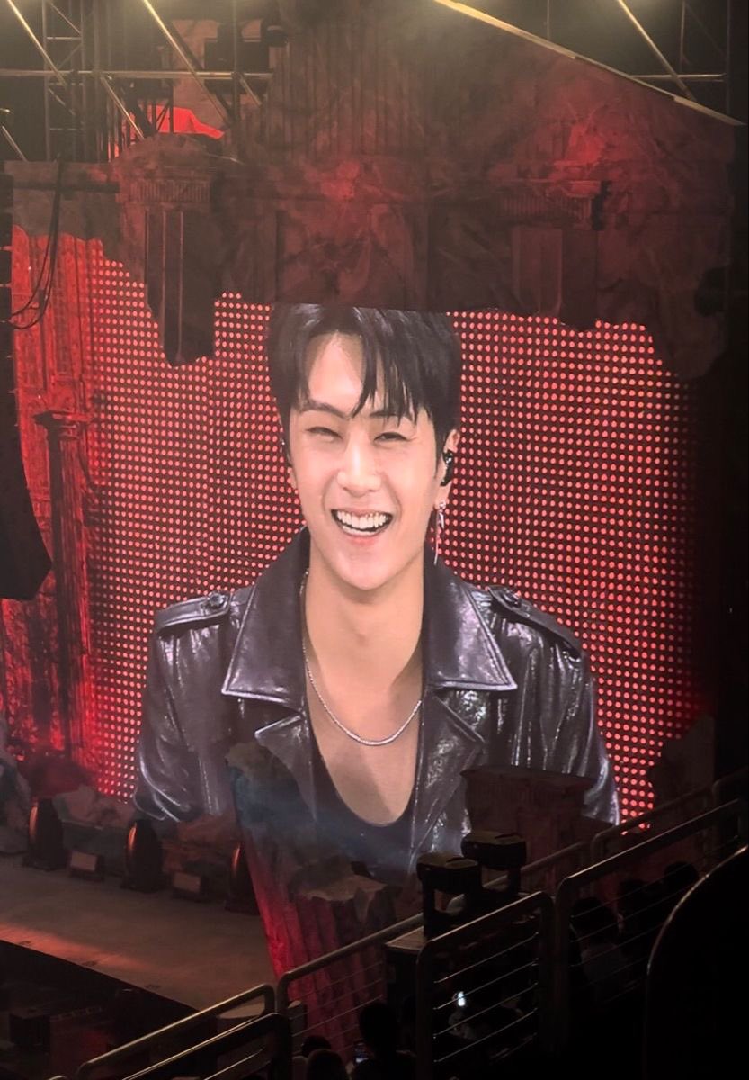 prettiest smile jay on big screen <3