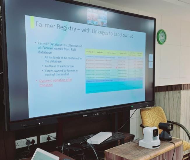 DDAgriExtMeh's tweet image. આજ રોજ માનનીય મુખ્ય સચિવ સાહેબશ્રીના અધ્યક્ષપણા હેઠળ ડીજીટલ ક્રોપ સર્વેની કામગીરી અંતર્ગત વિડિયો કોન્ફરન્સ માધ્યમથી રિવ્યુ બેઠક રાખવામાં આવી. ભવિષ્યમાં ડિજિટલ ક્રોપ સર્વે આધારિત પાણી પત્રક તથા પાક વાવેતર, પાક પરિસ્થિતિ ના સચોટ આંકડા મળી શકશે જેનો ખેડૂતોને ફાયદો થશે.