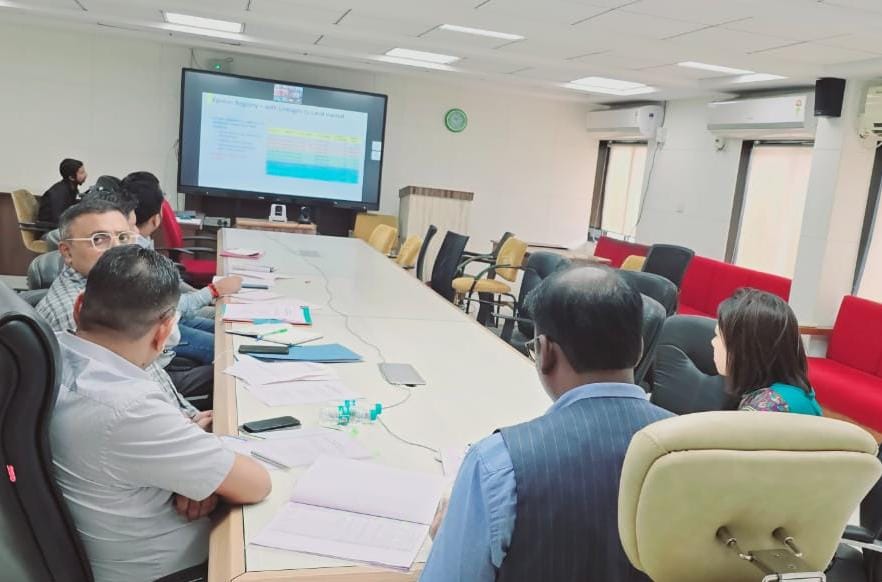 DDAgriExtMeh's tweet image. આજ રોજ માનનીય મુખ્ય સચિવ સાહેબશ્રીના અધ્યક્ષપણા હેઠળ ડીજીટલ ક્રોપ સર્વેની કામગીરી અંતર્ગત વિડિયો કોન્ફરન્સ માધ્યમથી રિવ્યુ બેઠક રાખવામાં આવી. ભવિષ્યમાં ડિજિટલ ક્રોપ સર્વે આધારિત પાણી પત્રક તથા પાક વાવેતર, પાક પરિસ્થિતિ ના સચોટ આંકડા મળી શકશે જેનો ખેડૂતોને ફાયદો થશે.