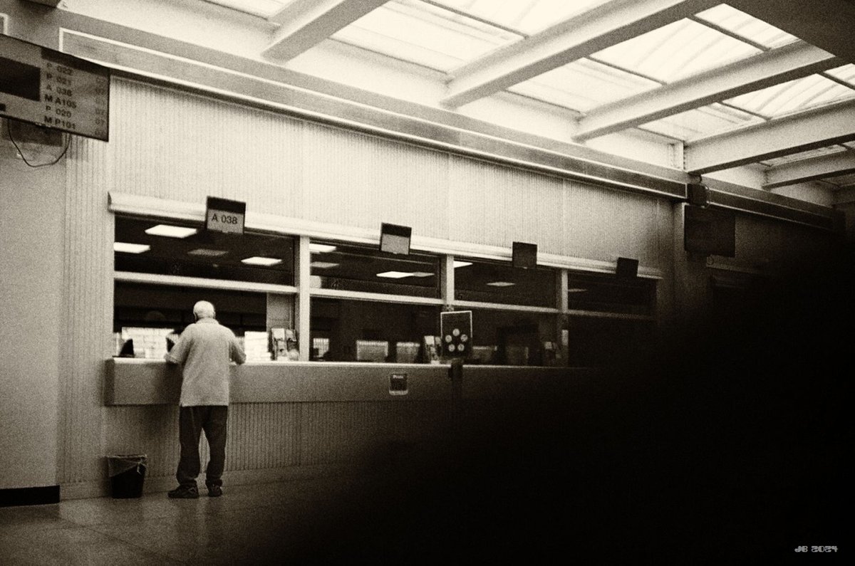 johbeil's tweet photo. At the post office
... with lens partially obscured by a finger (accident!). Lomo LC-A on Kodak Gold, desaturated and edited.
#bnw #blackandwhite #photography #postoffice #interior #people #waiting #filmphotography #35mm #filmisalive #analog #LCA #monochrome #Italy #obscured https://t.co/nvtJK3Jib8