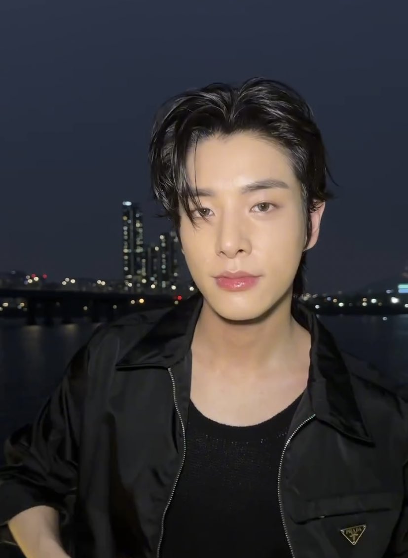 15ARCHIVEz's tweet image. 🦮: my lips wear prada monochrome 

#제이크 #JAKE