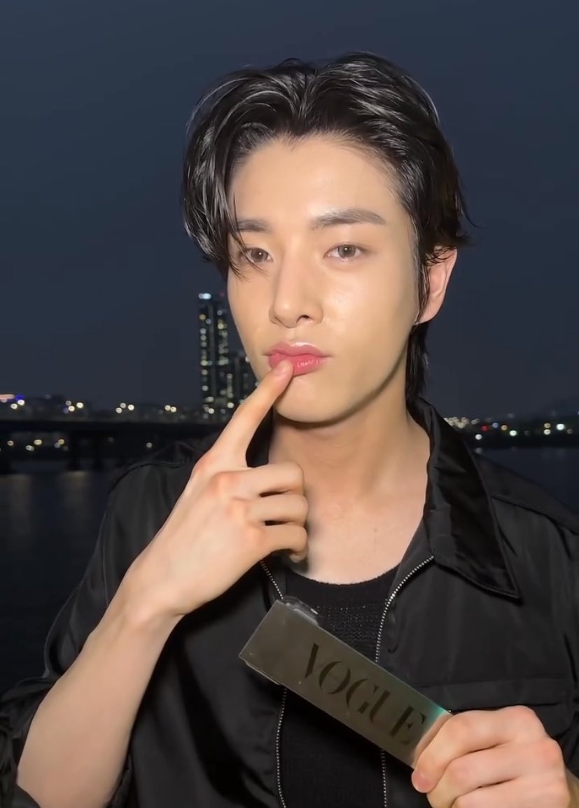 15ARCHIVEz's tweet image. 🦮: my lips wear prada monochrome 

#제이크 #JAKE