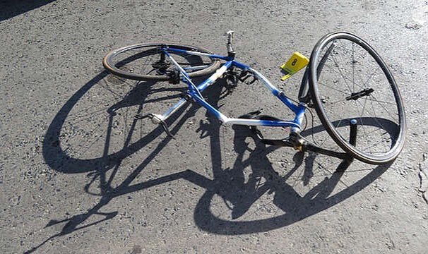 Sakarya’nın Serdivan ilçesinde okuldan dönüp bisikletine binen 6 yaşındaki Mert Kurt’a araba çarptı.

Küçük Mert tüm müdahelelere rağmen kurtarılamadı…