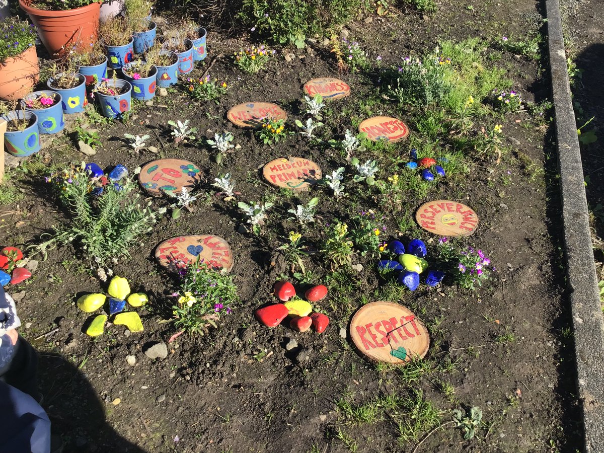 DeansNorth's tweet photo. This morning we went to explore the new outdoor equipment at Meldrum Primary. The children voiced their thoughts on how they were feeling as they risk assessed their own abilities.  "This is too high for me" and "I am going to try again". Active Alexa gives you a high five. https://t.co/GDQk3S1DWF