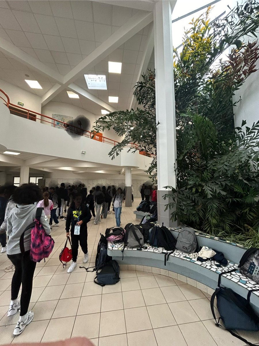 Nadege Azzaz (@azzaznadege) on Twitter photo Visite de rentrée ce matin au Collège George Sand <a href="/ClgGeorgeSand/">Collège George Sand</a> pour échanger avec monsieur le Principal <a href="/alexandre_xerri/">Alexandre Xerri</a> et les responsables éducatifs.
Merci à tous les personnels mobilisés pour le bien-être de nos collégiens de #Châtillon Visite de rentrée ce matin au Collège George Sand <a href="/ClgGeorgeSand/">Collège George Sand</a> pour échanger avec monsieur le Principal <a href="/alexandre_xerri/">Alexandre Xerri</a> et les responsables éducatifs.
Merci à tous les personnels mobilisés pour le bien-être de nos collégiens de #Châtillon