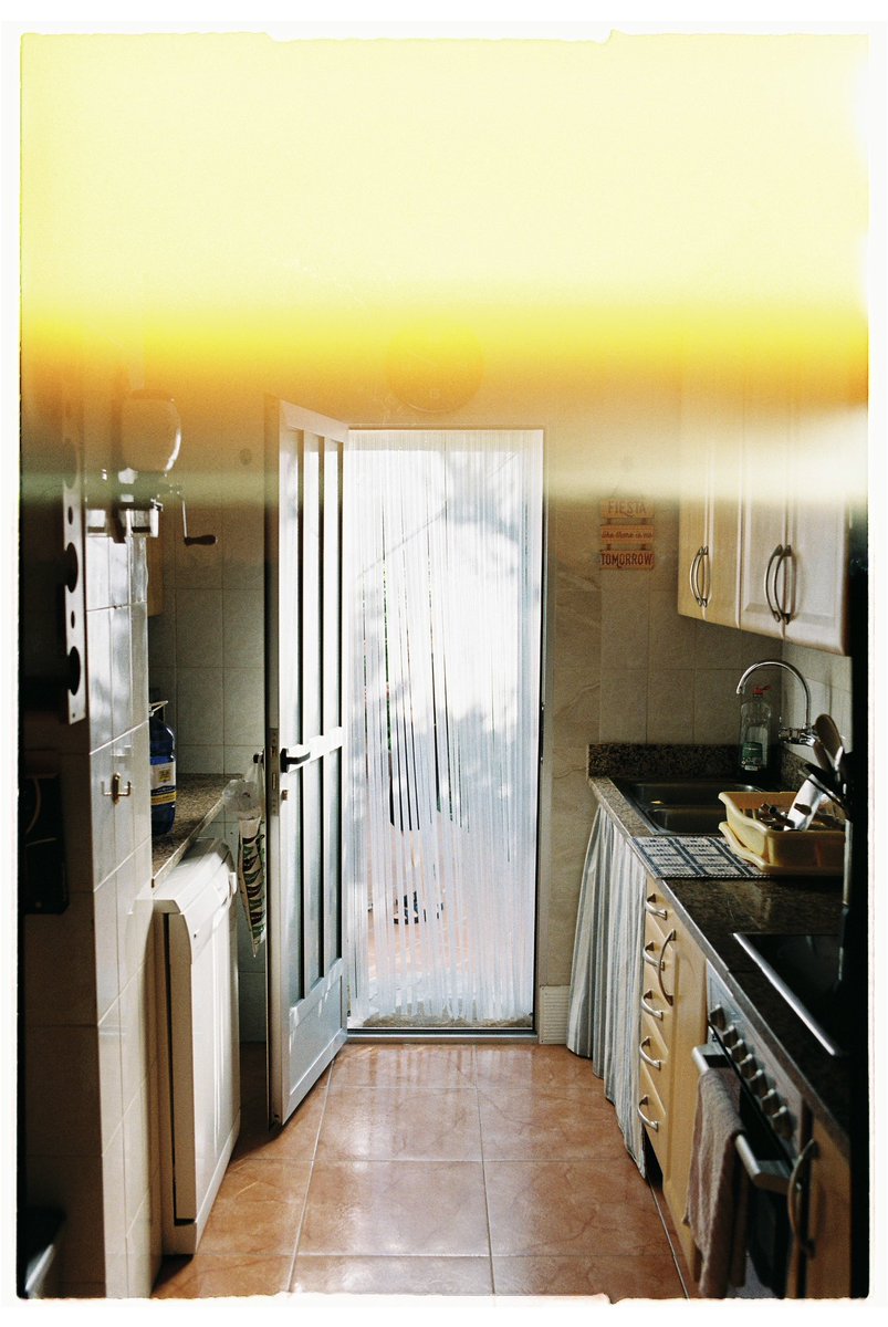 Que en el imaginario colectivo exista la sensación de ver una puerta abierta en verano es precioso. 

Calor, chicharras e infancia. 

👇 Valencia, 2021 #leicam6