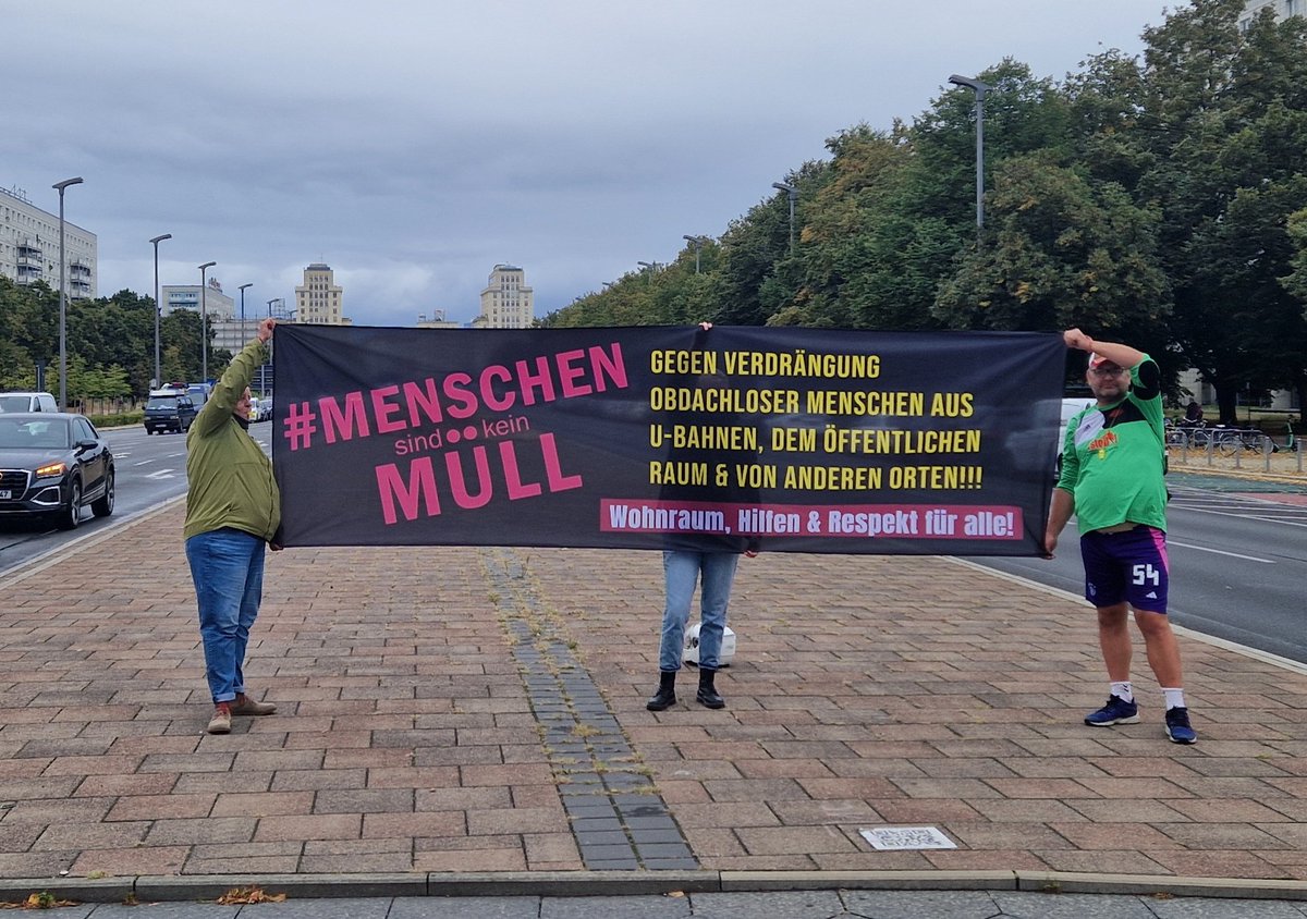 DRadlbeck's tweet photo. Heute beim #Flashmob in Berlin-Mitte zum #TagderWohnungslosen 👉Gegen Verdrängung #obdachloser Menschen aus dem öffentlichen Raum! #MenschensindkeinMüll 
@gangwayev @ParitaetBerlin https://t.co/D2WrMNoSHp