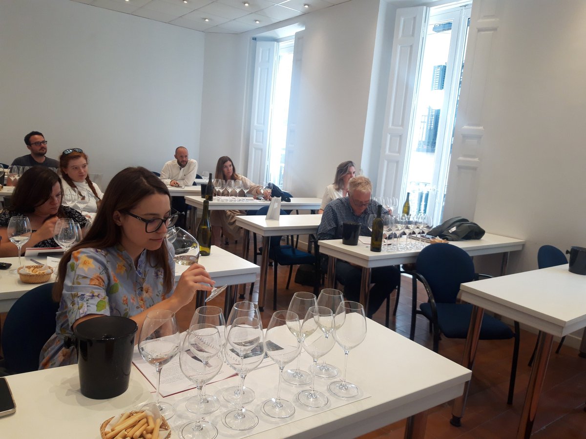 #ASharedPassion <a href="/InterVinoEs/">Interprofesional del Vino de España</a> continúa con su programa de misiones inversas para comunicadores internacionales con un viaje a la region de La Mancha y sus terruños vitivinícolas. Para comenzar, nada mejor que una masterclass con una selección de embajadores autóctonos 🔝 🥂