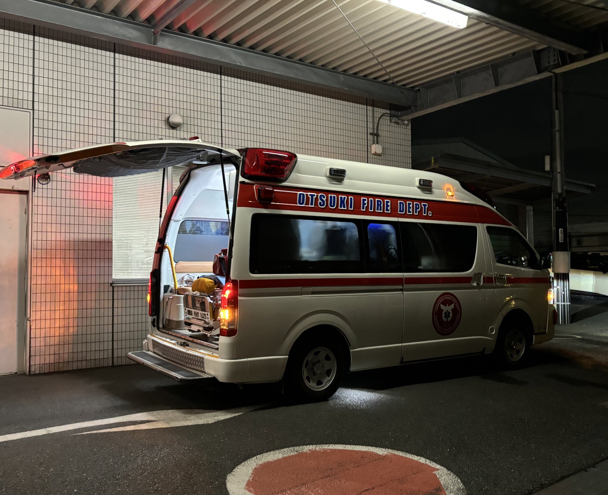 救急車 救急車が乗用車と衝突し田んぼに転落、80代女性患者ら5人搬送