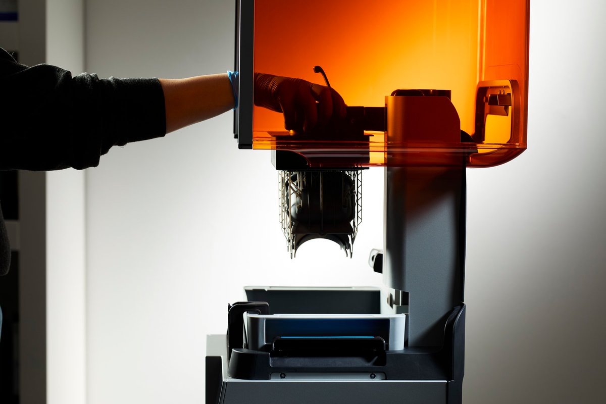 3DPrinterCH's tweet photo. Der neue FORMLABS Form 4: 
Schneller, einfacher, präziser. 
Hier gibts Infos: https://t.co/YMbRxd4Gia

#3DPrinting #Formlabs #Form4 #Precision #FastPrinting #Innovation #additivefertigung #additivemanufacturing #3ddruck #3ddrucken #resin https://t.co/WrXhH4DuGB