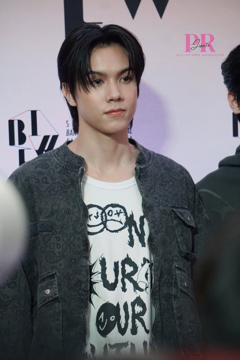 prjipata's tweet photo. "อเล็กซ์ วง DICE"  ร่วมงานแถลงข่าวการจัดงาน Siam Paragon Bangkok International Fashion Week 2024
#ALEXbuckland #ALEXDICE
#BIFW2024 https://t.co/rZF5mNnvuR
