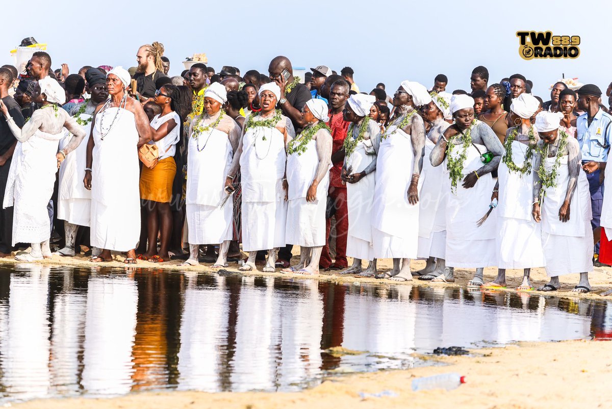 twradio889's tweet photo. 𝗣𝗵𝗼𝘁𝗼𝘀 - In an atmosphere laced with traditional reverence, hundreds of residents and visitors gathered along the banks of the Nana Fosu lagoon to witness this year’s Oguaa Fetu Afahye Bakatue. 

#TWRadio #HomeProud 
#DecemberIsTWRadio 
#TWRadioIsDecember https://t.co/cSMlLj2Wma