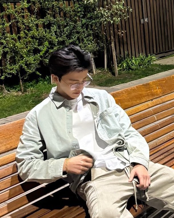 ดึกแล้วยังไม่นอนอีก พรุ่งนี้มีไปโรงบาลแต่เช้านะคุณ

ผมไม่อยากไป ผมอกหักนะป๊า

ไม่ไปได้ยังไงคุณนศพ. มีเคสต้องไปดูอีก ไม่ไปใครจะดูคนไข้

โห่ คุณอาจารย์หมอก็ทำเป็นดุไปได้ นี่ลูกนะครับ