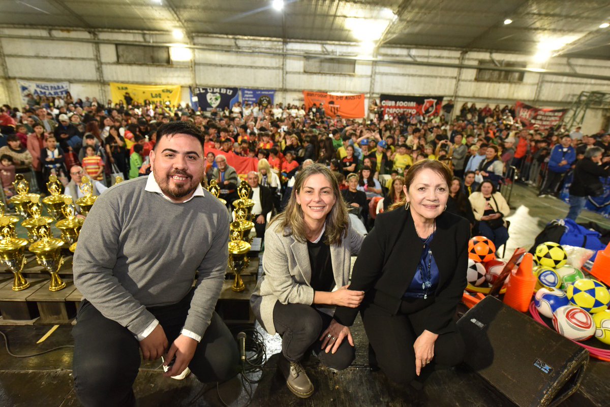 fundacionbapro's tweet photo. #ClubesEnForma en Presidente Perón!
Acompañamos la entrega de trofeos del Torneo Apertura de la Liga Municipal Peronense de Fútbol Infantil.
La presidenta de la Fundación @MicaFerrarom y la intendenta @BLANCAHCANTERO entregaron equipamiento deportivo a 24 clubes de la localidad https://t.co/PJe7bvJAXF