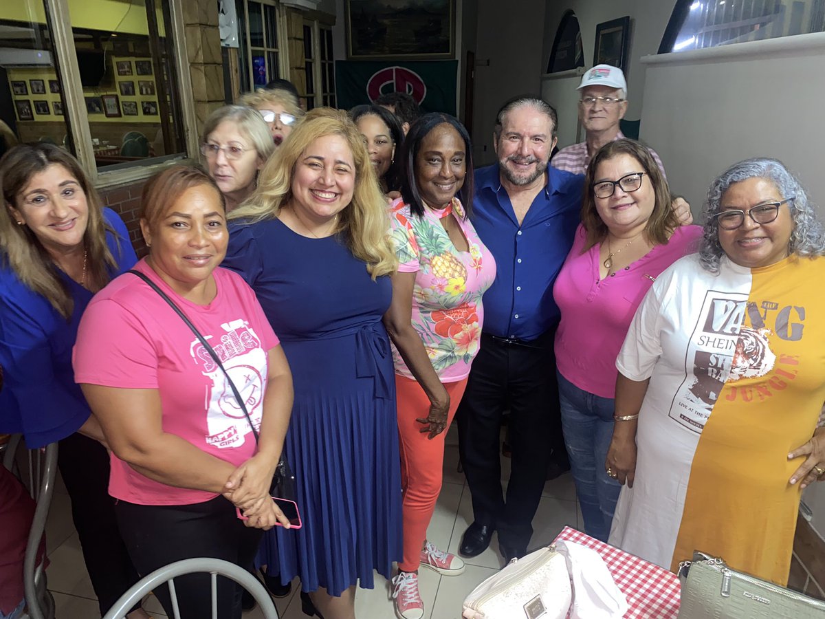 gisellejurado's tweet photo. Con @RCHENRIQUEZ y convencionales principales y suplentes del circuito 8-3, no cabe duda que la participación de la mujer es fundamental en @CaDemocratico . #RenovacionCd #LaMarcaCD #RobertoPresidente https://t.co/sNiyqeVMmO